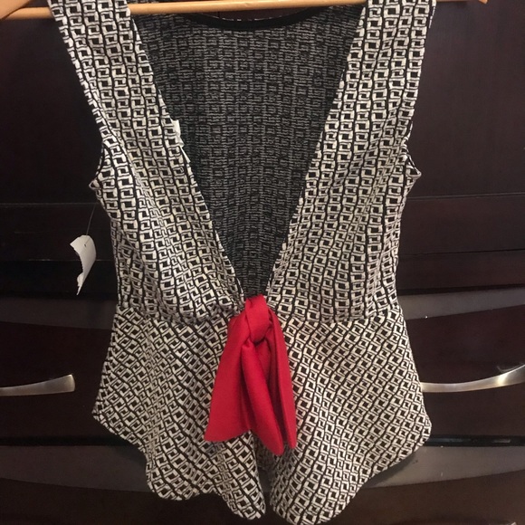 💥Beautiful Black and White Peplum top💥 - Picture 3 of 5